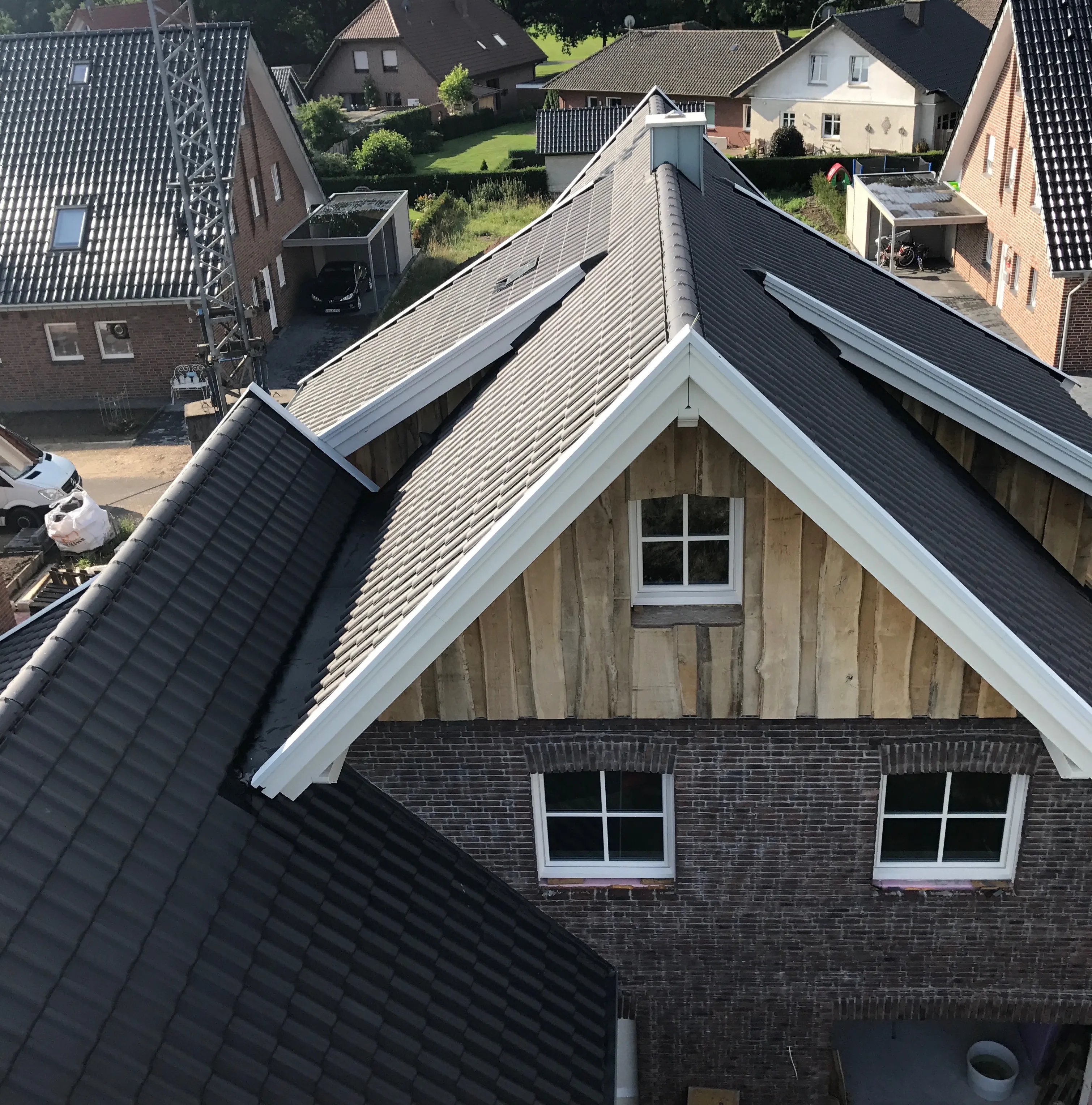 Drohnenaufnahme eines neu eingedeckten Daches von Busch Bedachung